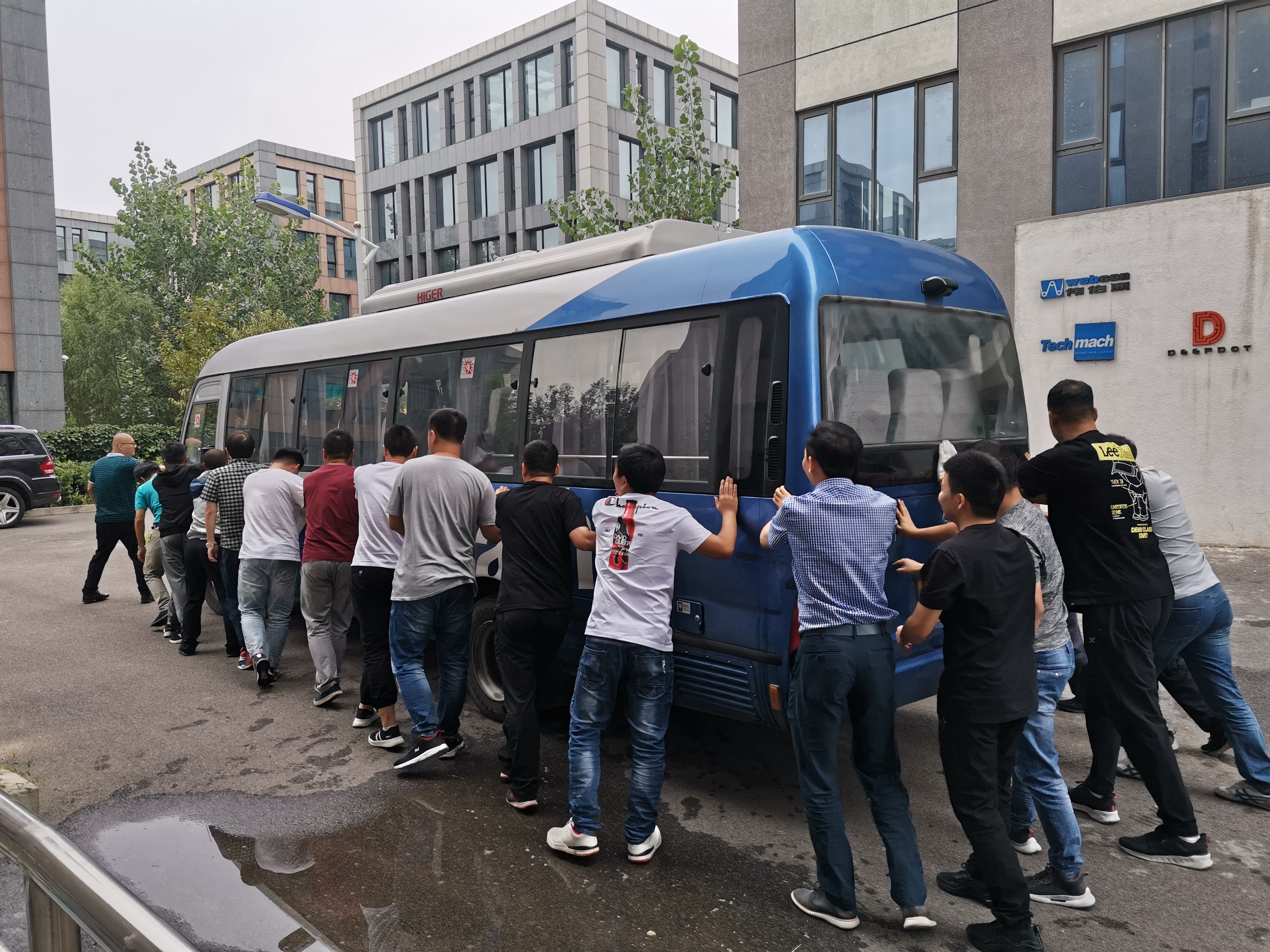 【鈦·暖心】公司班車發(fā)生故障，萬眾一心集體推車